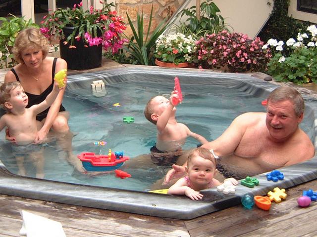 2002/12(Dec)/02(PreChristmas-Fun)/640x480_2002-12-15-G-Grandchildren-Atrium.JPG