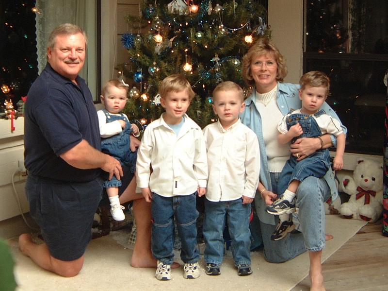 2002/12(Dec)/02(PreChristmas-Fun)/800x600_2002-12-15-B-Grandchildren-Atrium.JPG