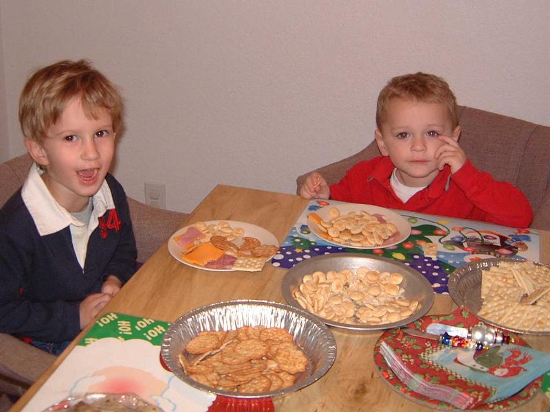 2002/12(Dec)/03(Christmas-Eve)/800x600_2002-12-24-08-Christmas-Eve.JPG
