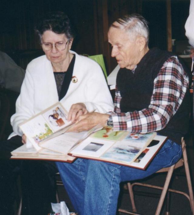 2002-12-22Mom&Dad-gifts.JPG