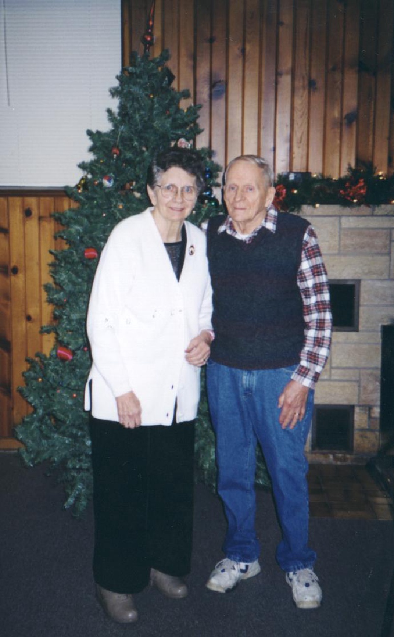 2002/12(Dec)/05(Christmas-SD)/800x600_2002-12-22Mom&Dad-Tree.JPG