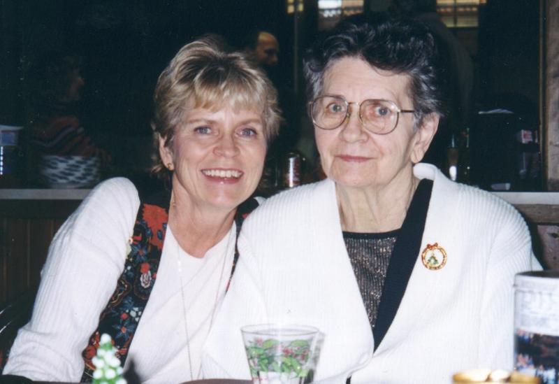 2002/12(Dec)/05(Christmas-SD)/800x600_2002-12-22Mom&Marci.JPG