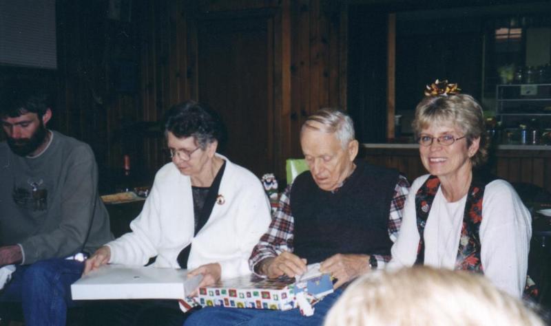 2002/12(Dec)/05(Christmas-SD)/800x600_2002-12-22Mom&MarciDadBrian.JPG