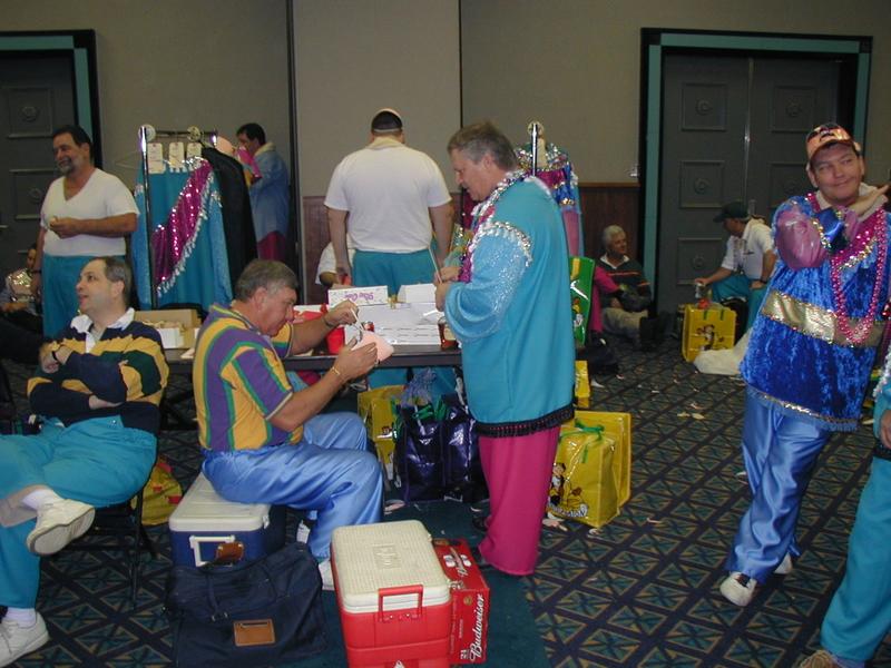 2003/02(Feb)/03(Mardi-Gras)/800x600_2003-03-01-07-Pre-Ride-Activities.JPG