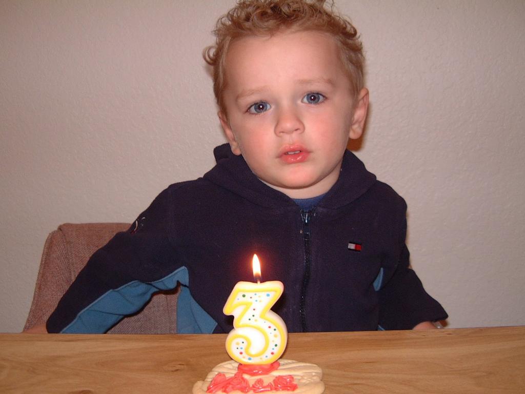 2003/03(Mar)/01(Vale-3rdBD)/2003-03-04-Vales-BD-with-Grandma-1.JPG