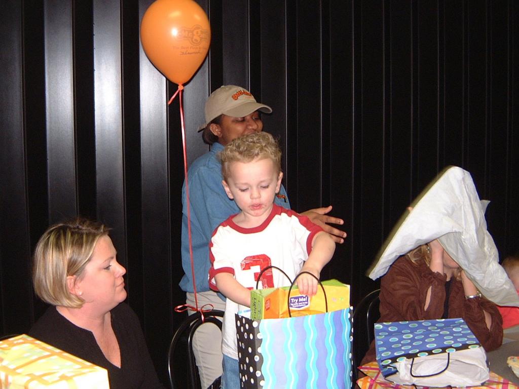 2003/03(Mar)/01(Vale-3rdBD)/1024x768_2003-03-05-Vales-Party-2.JPG