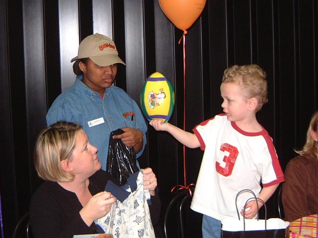 2003/03(Mar)/01(Vale-3rdBD)/640x480_2003-03-05-Vales-Party-4.JPG