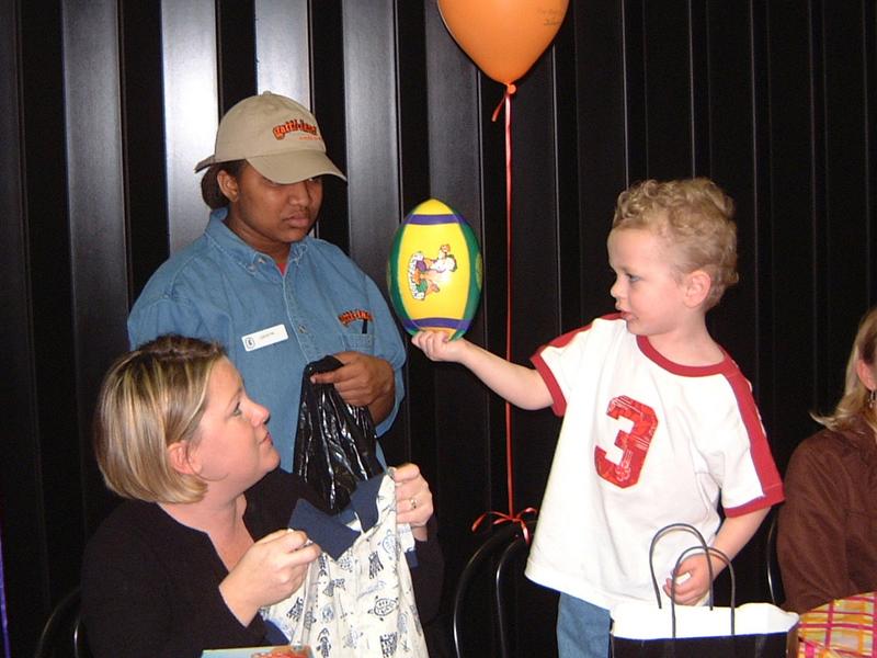 2003/03(Mar)/01(Vale-3rdBD)/800x600_2003-03-05-Vales-Party-4.JPG