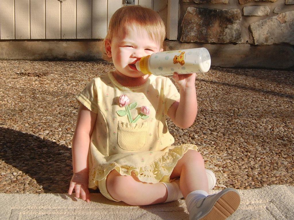 2003/03(Mar)/02(Grandma-Fun)/1024x768_2003-03-14-Kyla-backyard-fun-1.JPG