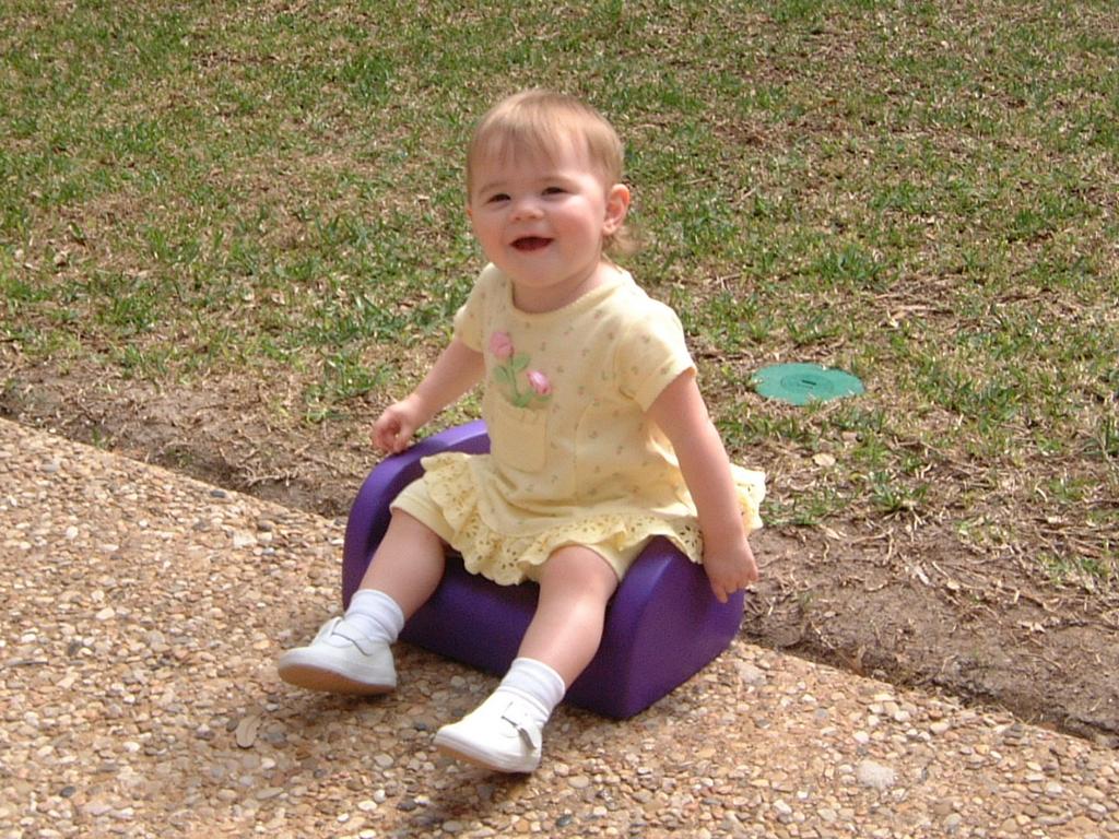 2003/03(Mar)/02(Grandma-Fun)/1024x768_2003-03-14-Kyla-backyard-fun-10.JPG