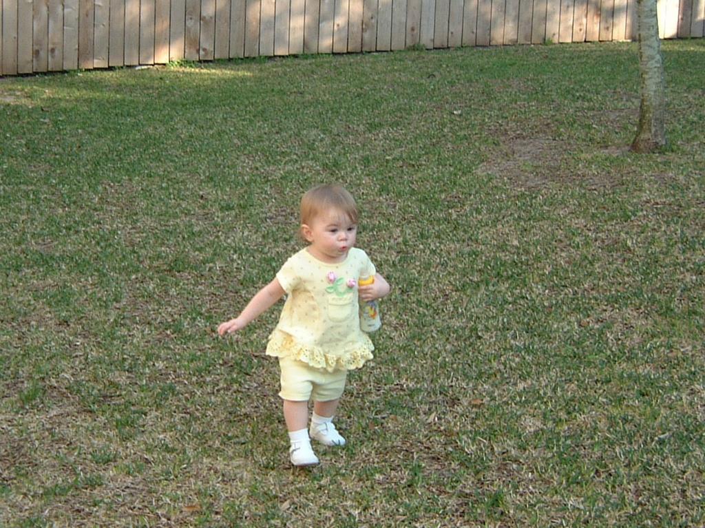 2003/03(Mar)/02(Grandma-Fun)/1024x768_2003-03-14-Kyla-backyard-fun-2.JPG