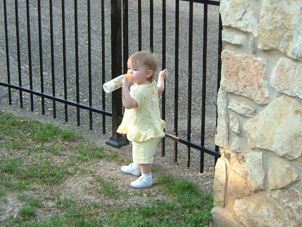 2003/03(Mar)/02(Grandma-Fun)/1024x768_2003-03-14-Kyla-backyard-fun-3.JPG
