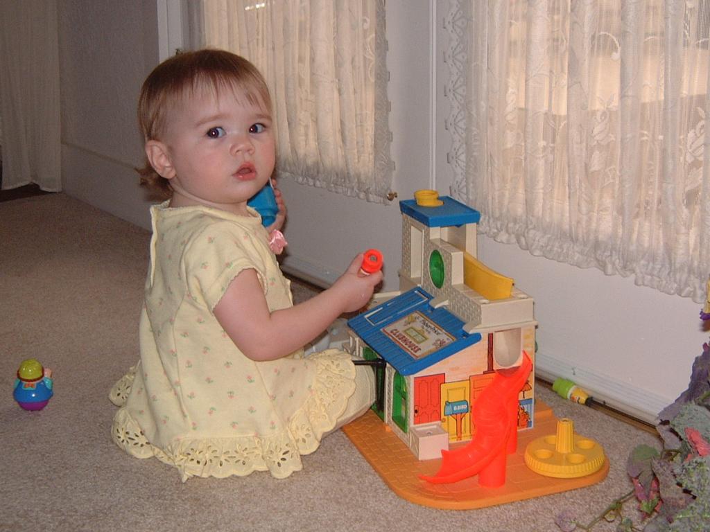 2003/03(Mar)/02(Grandma-Fun)/1024x768_2003-03-14-Kyla-backyard-fun-4.JPG