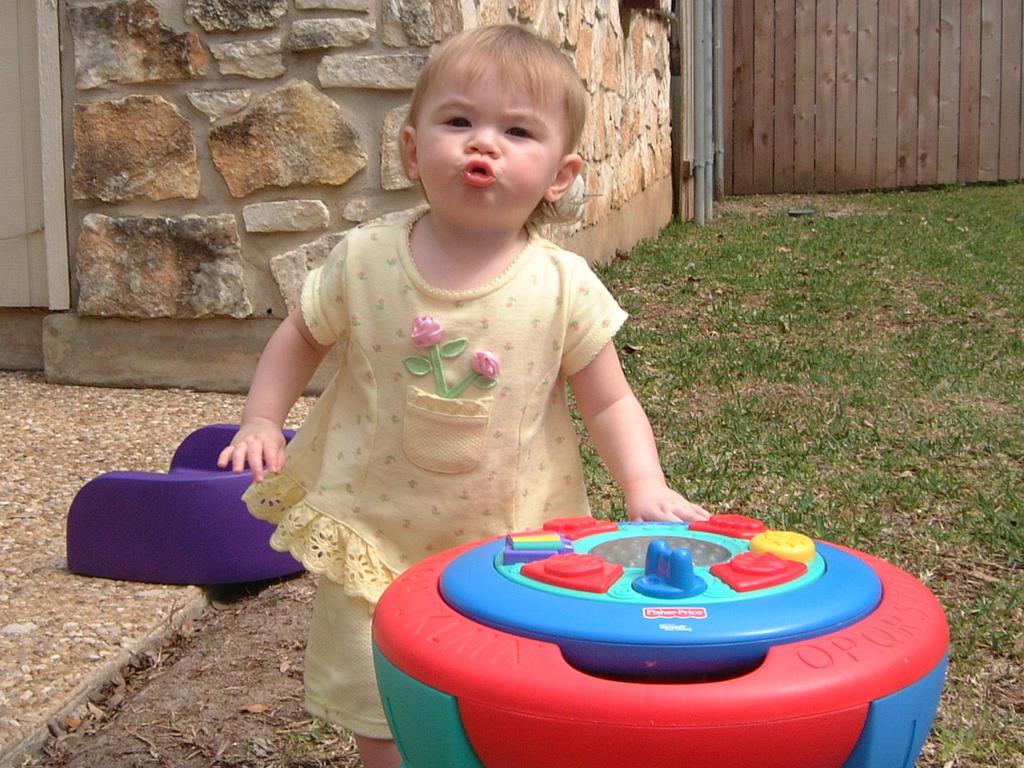 2003/03(Mar)/02(Grandma-Fun)/1024x768_2003-03-14-Kyla-backyard-fun-7.JPG