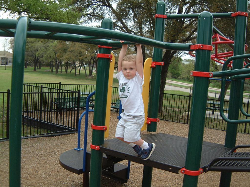 2003/03(Mar)/02(Grandma-Fun)/1024x768_2003-03-17-Treemont-Part-3.JPG