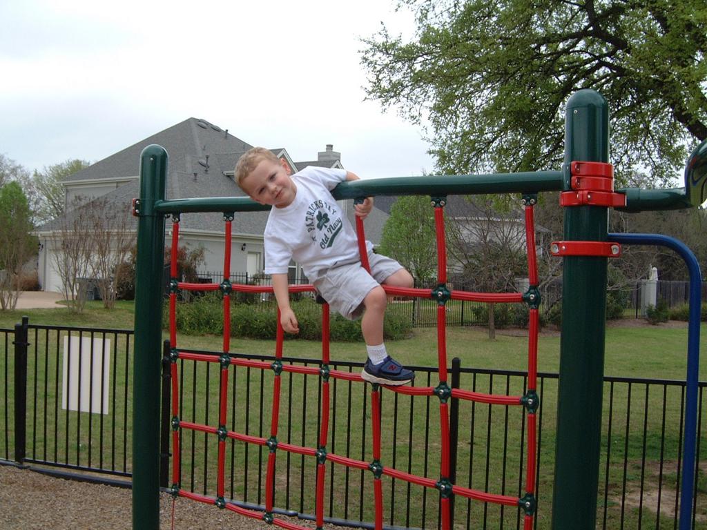 2003/03(Mar)/02(Grandma-Fun)/1024x768_2003-03-17-Treemont-Part-5.jpg