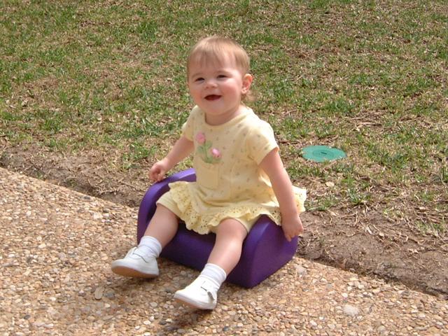 2003/03(Mar)/02(Grandma-Fun)/640x480_2003-03-14-Kyla-backyard-fun-10.JPG