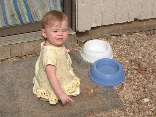 2003/03(Mar)/02(Grandma-Fun)/640x480_2003-03-14-Kyla-backyard-fun-11.JPG