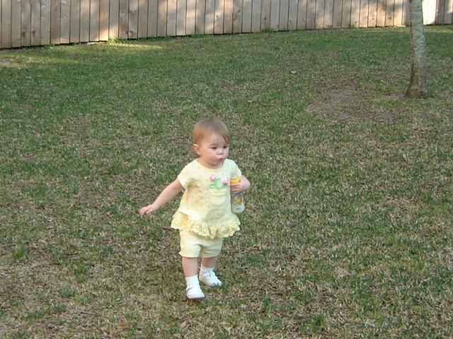 2003/03(Mar)/02(Grandma-Fun)/640x480_2003-03-14-Kyla-backyard-fun-2.JPG