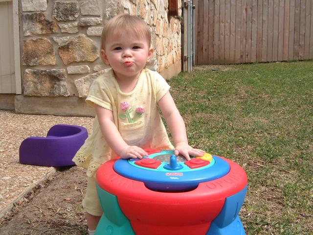 2003/03(Mar)/02(Grandma-Fun)/640x480_2003-03-14-Kyla-backyard-fun-6.JPG