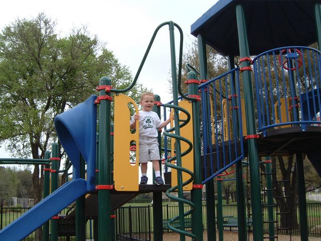 2003/03(Mar)/02(Grandma-Fun)/640x480_2003-03-17-Treemont-Part-1.JPG