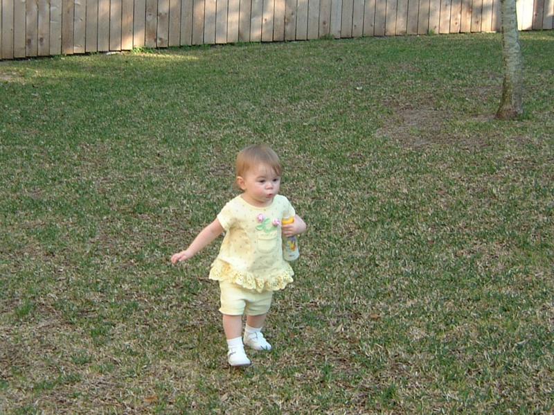 2003/03(Mar)/02(Grandma-Fun)/800x600_2003-03-14-Kyla-backyard-fun-2.JPG