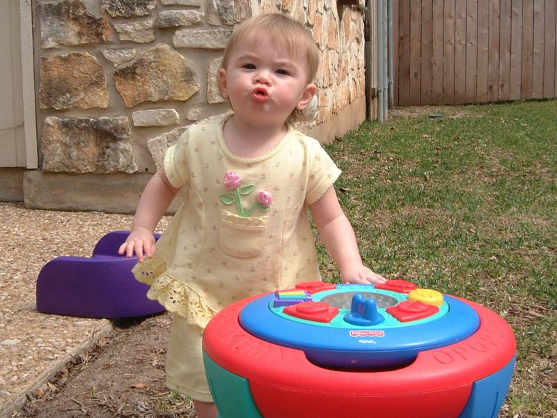 2003/03(Mar)/02(Grandma-Fun)/800x600_2003-03-14-Kyla-backyard-fun-7.JPG
