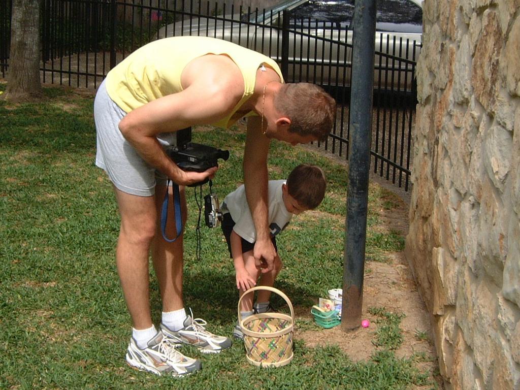 2003/04(Apr)/03(EggHunt)/1024x768_2003-04-13-11-EggHunt.JPG
