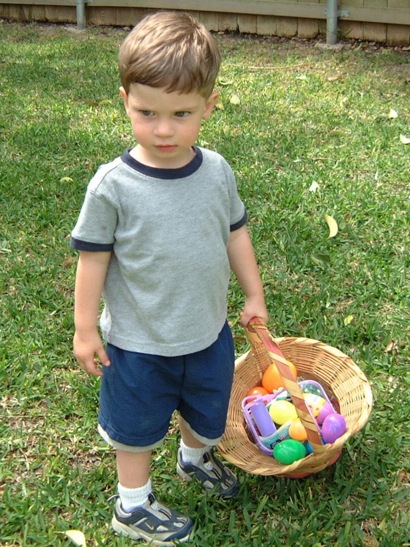 2003/04(Apr)/03(EggHunt)/800x600_2003-04-13-15-EggHunt.JPG