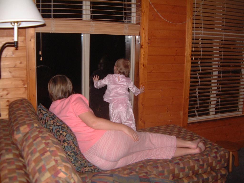 2003/04(Apr)/05(Whistler)/1024x768_2003-04-22-01-Watching-Pool.JPG