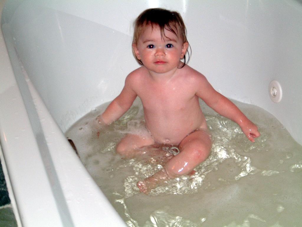 2003/04(Apr)/05(Whistler)/1024x768_2003-04-24-19-BathTime.JPG