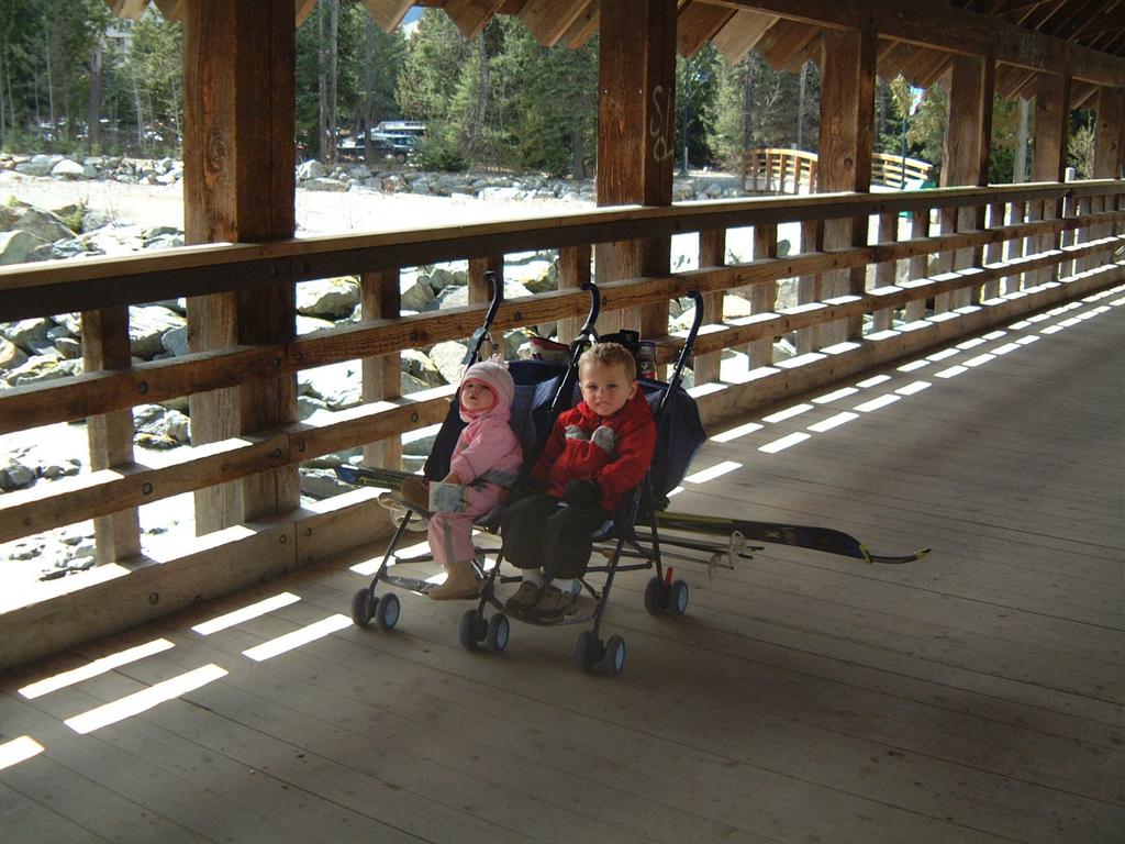 2003/04(Apr)/05(Whistler)/1024x768_2003-04-25-08-Heading-to-Condo.JPG