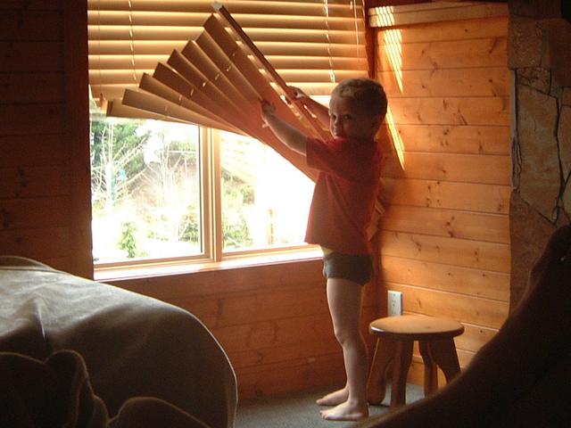 2003/04(Apr)/05(Whistler)/640x480_2003-04-23-01-Vale-Notices-Waterslide-Turned-On.JPG