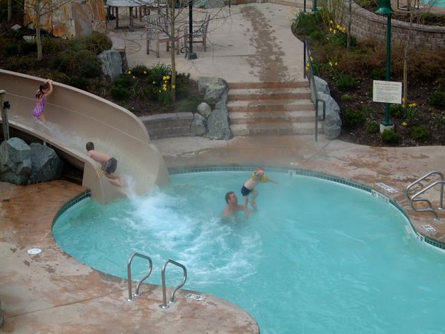 2003/04(Apr)/05(Whistler)/640x480_2003-04-23-07-Vale-Justin-Pool.JPG
