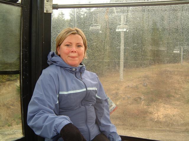 2003/04(Apr)/05(Whistler)/640x480_2003-04-23-17-Riding-Gondola.JPG