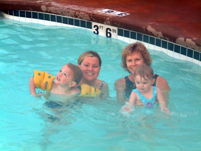 2003/04(Apr)/05(Whistler)/640x480_2003-04-25-11-Last-Nite-in-Pool.JPG