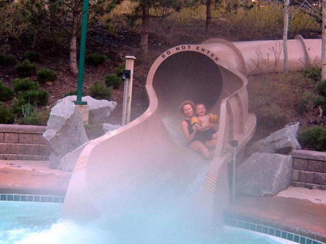 2003/04(Apr)/05(Whistler)/640x480_2003-04-25-13-Last-Nite-in-Pool.JPG