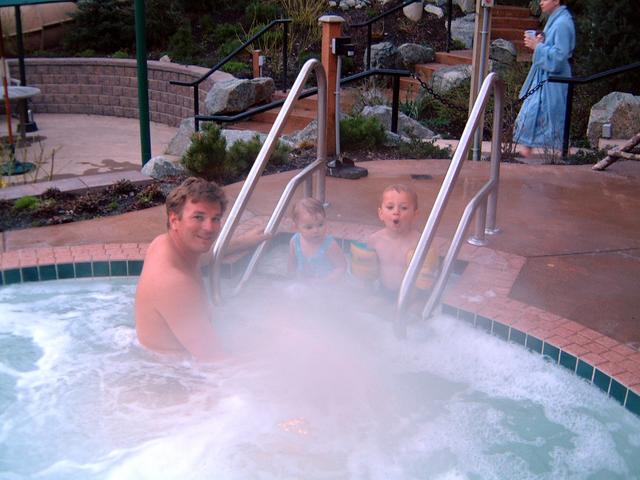 2003/04(Apr)/05(Whistler)/640x480_2003-04-25-14-Last-Nite-in-Pool.JPG