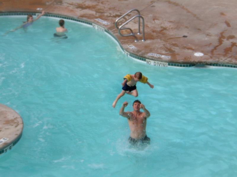 2003/04(Apr)/05(Whistler)/800x600_2003-04-23-09-Vale-Justin-Pool.JPG