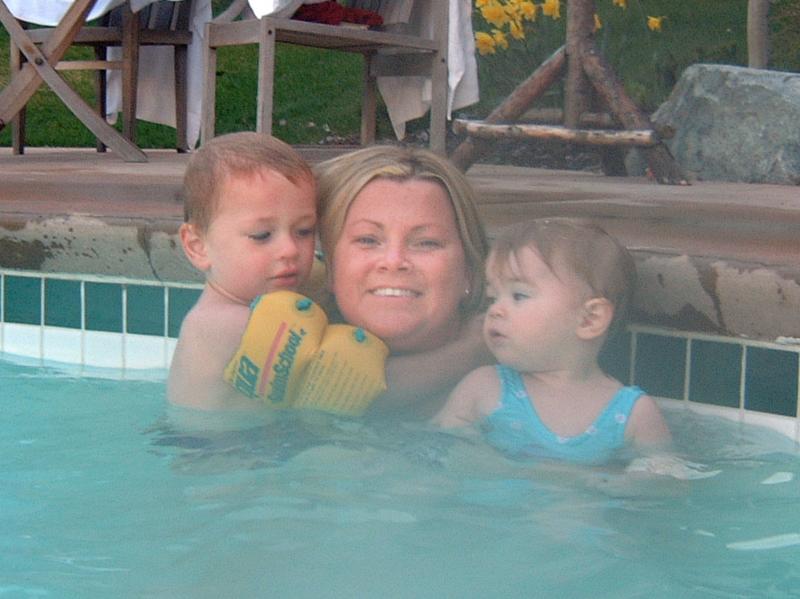 2003/04(Apr)/05(Whistler)/800x600_2003-04-25-10-Last-Nite-in-Pool.JPG