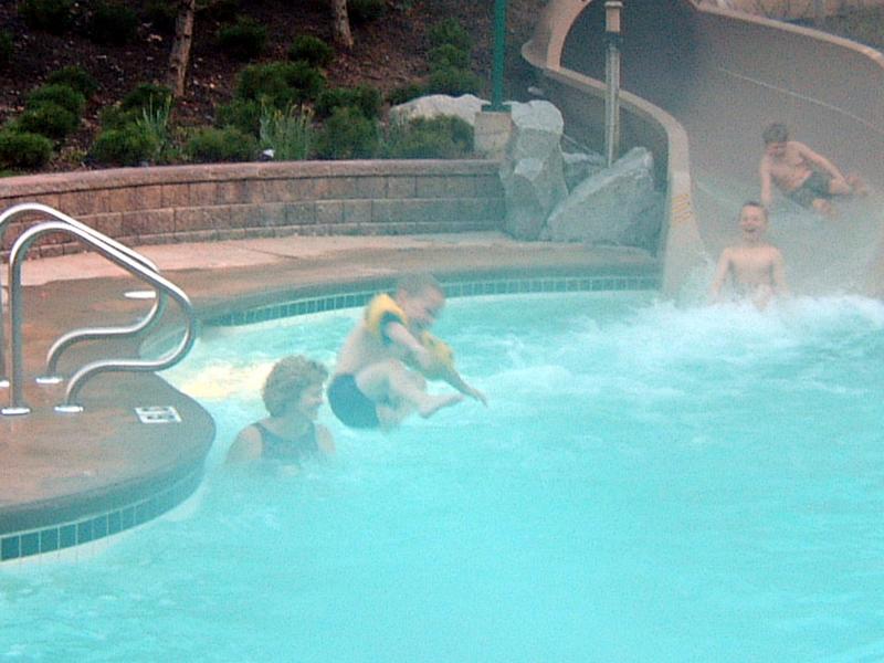2003/04(Apr)/05(Whistler)/800x600_2003-04-25-12-Last-Nite-in-Pool.JPG