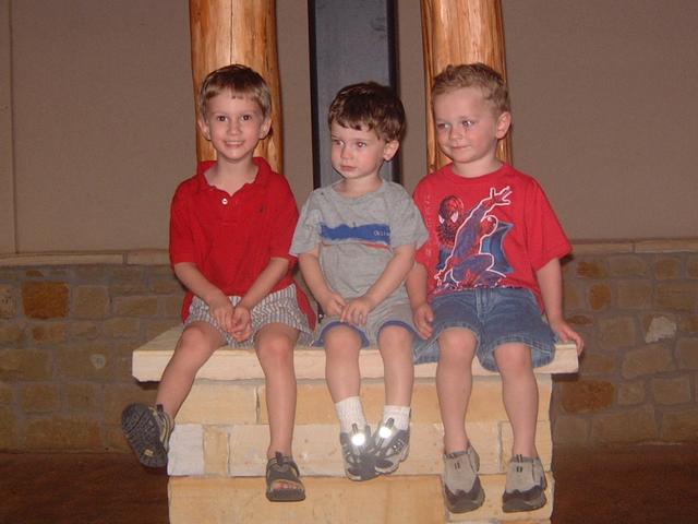 2003/04(Apr)/07(JoshBD)/640x480_2003-05-01-Josh27thBD-Maudies-03.JPG