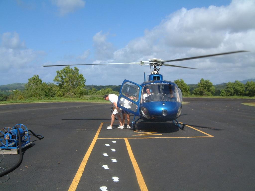 2003/05(May)/03(Hawaii)/Helicopter/1024x768_2003-05-23-61.JPG