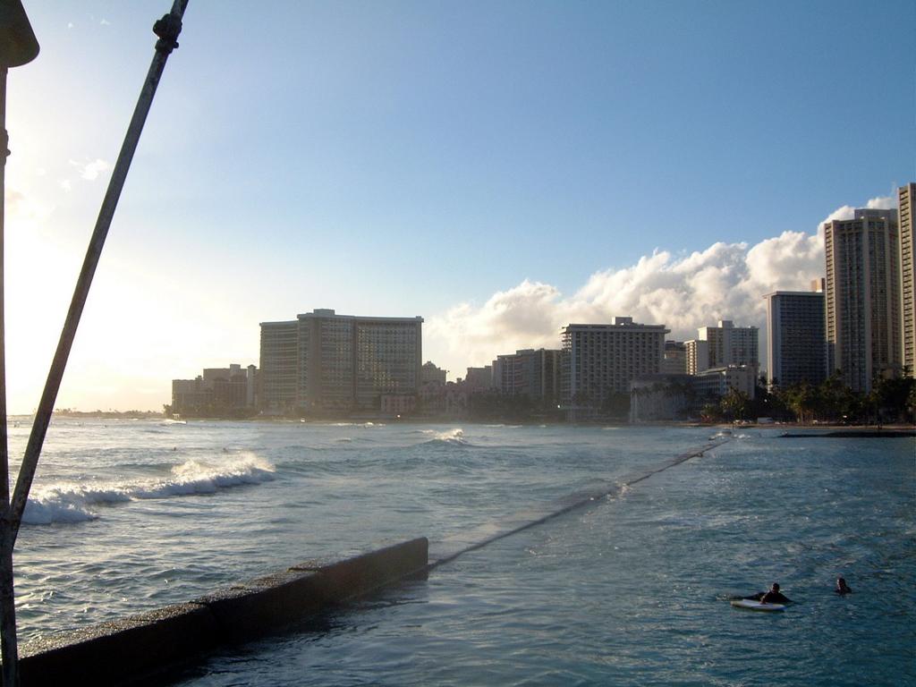2003/05(May)/03(Hawaii)/Honolulu/1024x768_2003-05-15-17-Waikiki-Beach.JPG