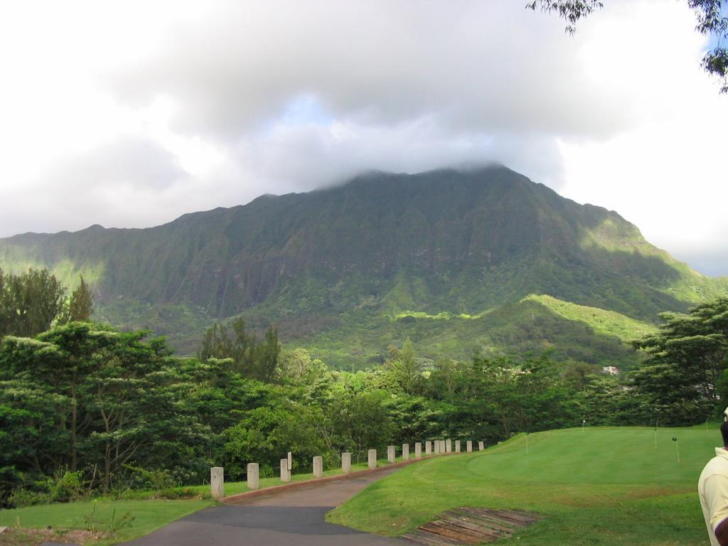 2003/05(May)/03(Hawaii)/Honolulu/1024x768_2003-05-16-03-Luana-Hills.JPG
