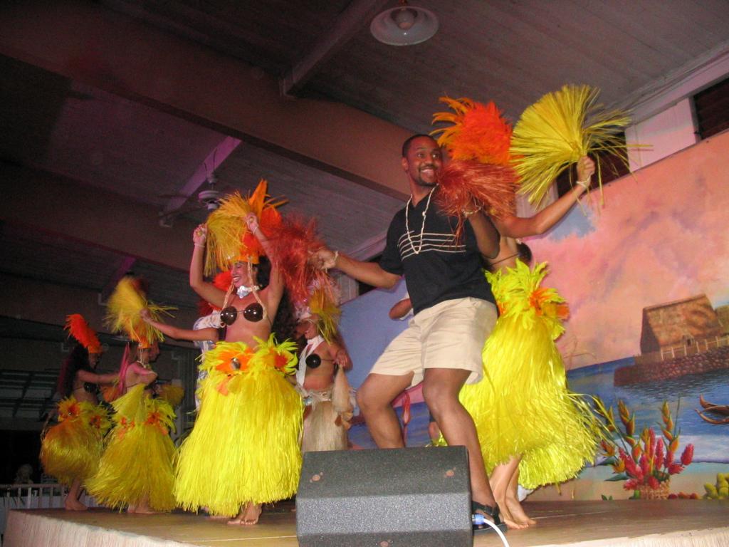 2003/05(May)/03(Hawaii)/Luau/1024x768_2003-05-20-50.JPG