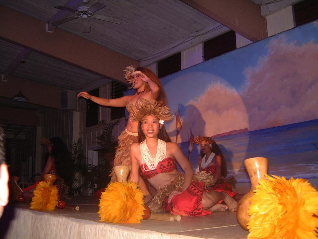 2003/05(May)/03(Hawaii)/Luau/1024x768_2003-05-20-51.JPG