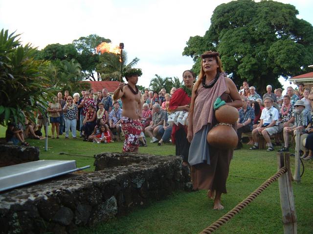 2003/05(May)/03(Hawaii)/Luau/640x480_2003-05-20-22.JPG