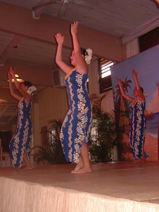 2003/05(May)/03(Hawaii)/Luau/640x480_2003-05-20-34.JPG
