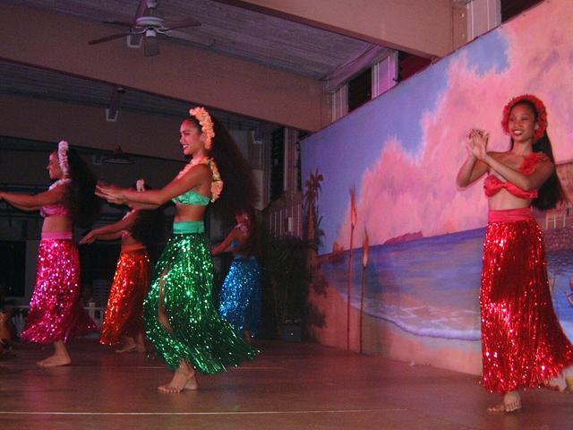 2003/05(May)/03(Hawaii)/Luau/640x480_2003-05-20-41.JPG